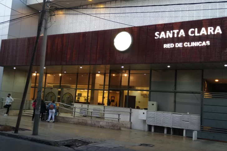 La cochería cruzó a la clínica y dijo que no fue culpable del cambio de cuerpos en la morgue