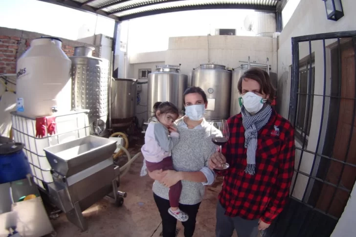 Una pareja sanjuanina fabrica vinos en un garaje y son la revolución de su barrio