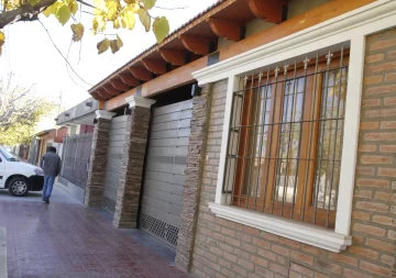 Simularon ser policías para entrar a una casa y asaltar a dos mujeres Simularon ser policías para entrar a una casa y asaltar a dos mujeres