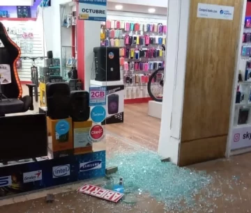 Pierden $200.000 por un robo de 5 celulares y daños en el comercio Pierden $200.000 por un robo de 5 celulares y daños en el comercio