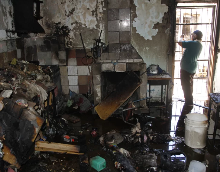 Padece retraso mental y quedó en ruinas por un dañino incendio