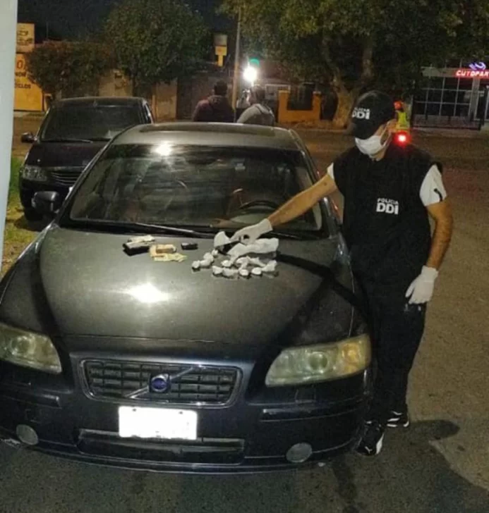 Andaba en un auto Volvo con dinero y cocaína Andaba en un auto Volvo con dinero y cocaína