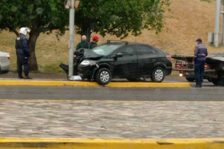 Una familia chocó con un pilar y su única hija murió horas después de que le dieran el alta