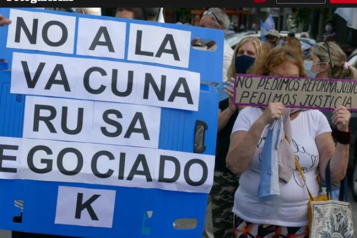 El rechazo a la vacuna rusa se coló en la marcha del 8N