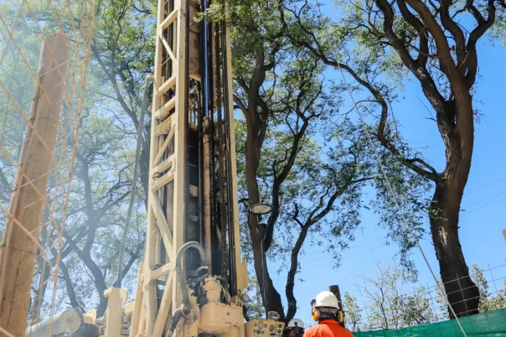 Con aspersión, en Capital empezaron a efectivizar 90% el riego en las plazas