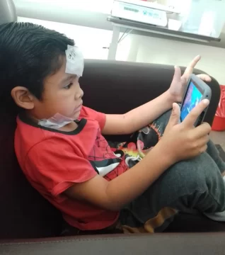 El nene caucetero de la descarga eléctrica se recuperó: come, camina y hasta juega