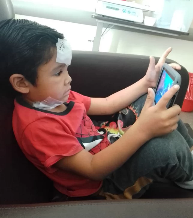 El nene caucetero de la descarga eléctrica se recuperó: come, camina y hasta juega