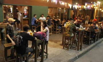 La noche en los bares: 7 horas de lleno total y con mucho respeto del protocolo La noche en los bares: 7 horas de lleno total y con mucho respeto del protocolo