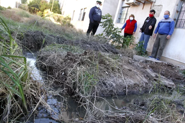 El drama de 350 vecinos que conviven hace años con los líquidos cloacales