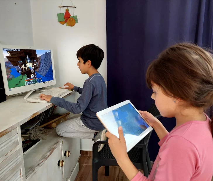 Por el confinamiento, crecieron de 2 a 6 las horas diarias que los chicos usan pantallas