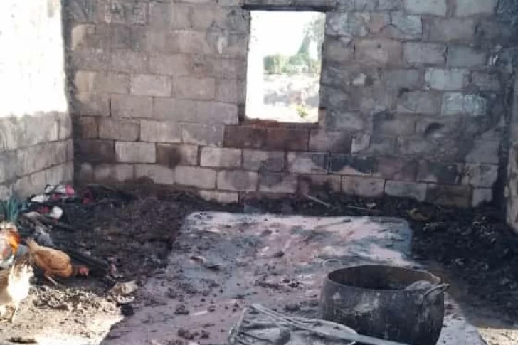 Un jornalero, una ama de casa y sus cinco hijos, en ruinas al incendiarse su vivienda