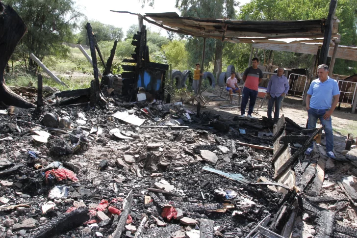 Salió a preguntar por su trabajo y en el interín un incendio destruyó toda su casa