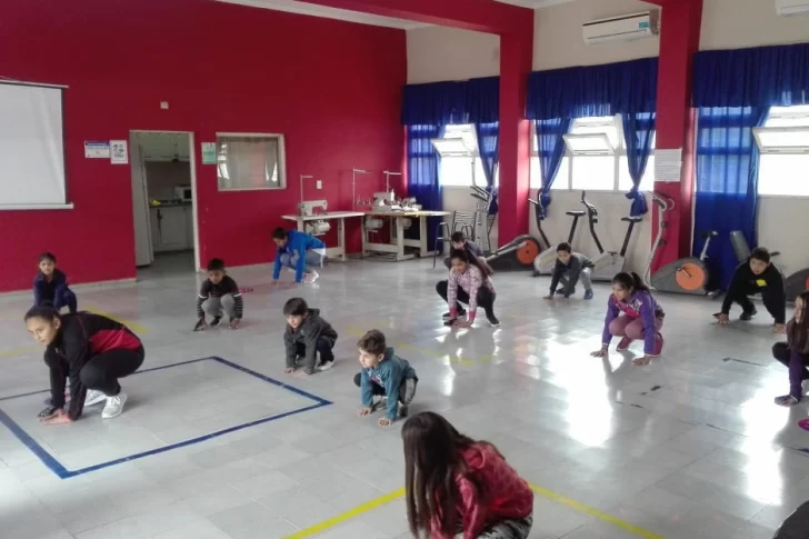 Para combatir la obesidad a tiempo, dan clases gratis de Zumba y aerobic a niños