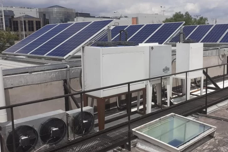 Poner paneles solares para una casa cuesta casi un millón de pesos