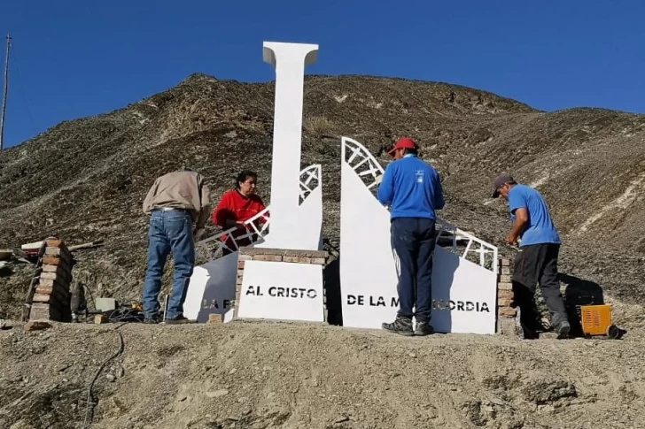 Con la ayuda del pueblo hacen un Vía Crucis que llegará a la cima de un cerro