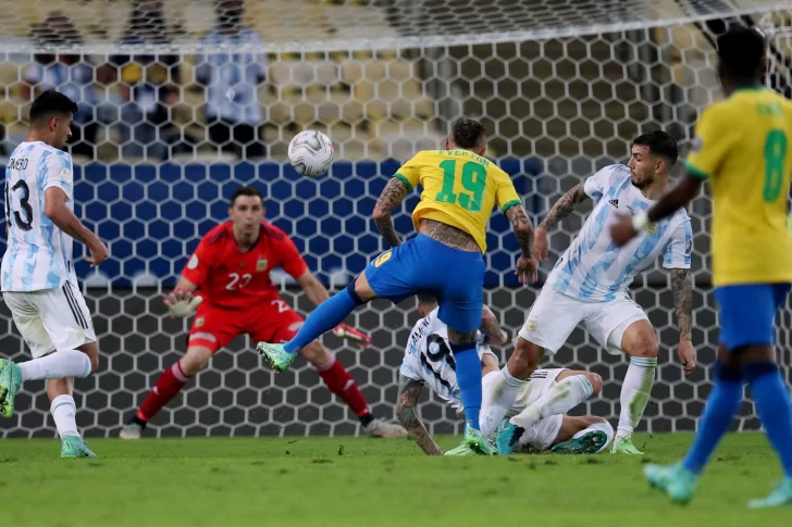 Emiliano Martínez se adueñó de todo el arco