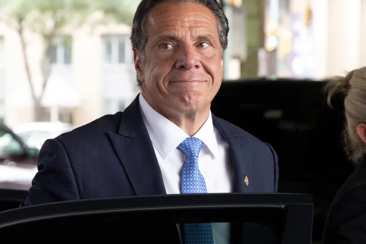 Renunció gobernador neoyorquino