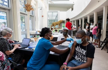 Los que no se vacunaron tienen once veces más probabilidades de morir Los que no se vacunaron tienen once veces más probabilidades de morir