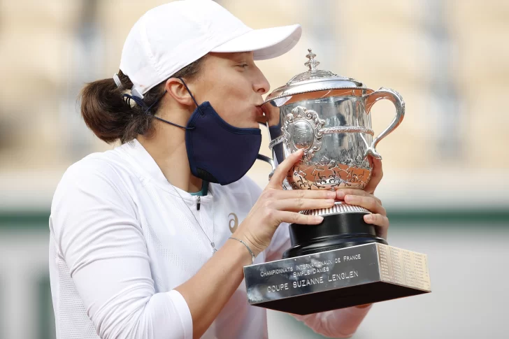 Swiatek reina entre las damas y hoy juegan Nadal-Djokovic