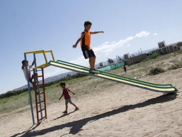 Tras dos años de pedir juegos infantiles les pusieron un tobogán, pero entre espinas Tras dos años de pedir juegos infantiles les pusieron un tobogán, pero entre espinas