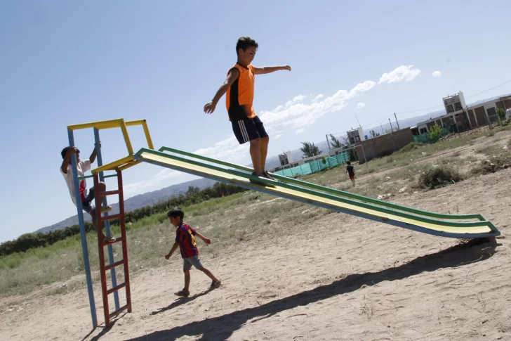 Tras dos años de pedir juegos infantiles les pusieron un tobogán, pero entre espinas