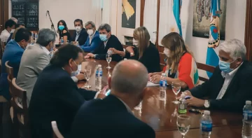 Uñac pidió no señalar a los jóvenes y dijo que no se aplicará nuevas restricciones Uñac pidió no señalar a los jóvenes y dijo que no se aplicará nuevas restricciones