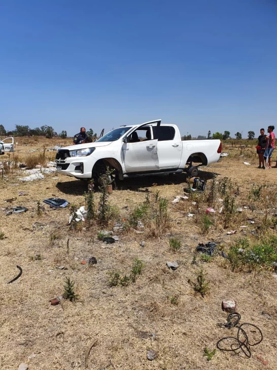 Apareció la Hilux de los sanjuaninos robados en Necochea, pero sin las ruedas y dañada