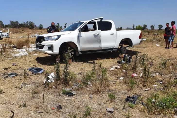 Apareció la Hilux de los sanjuaninos robados en Necochea, pero sin las ruedas y dañada