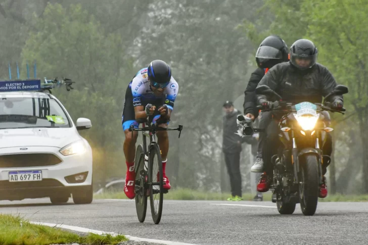 Laureano rompió relojes y lidera el Tour