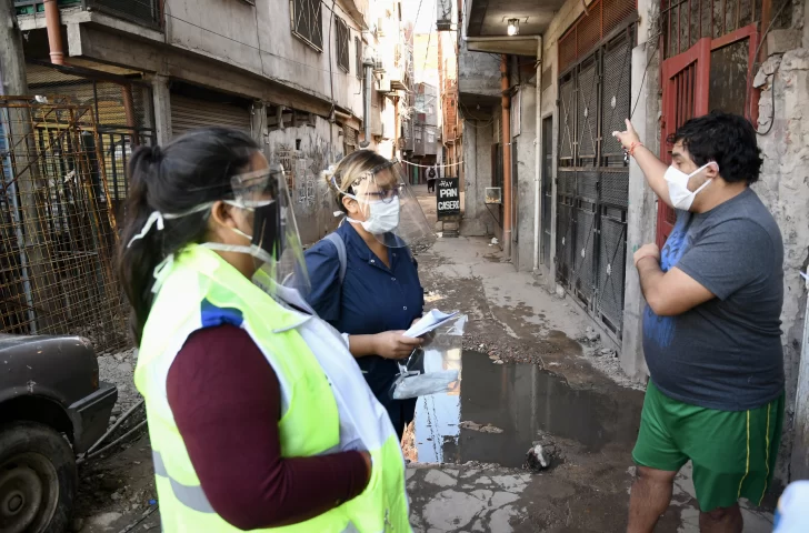 244 contagios en el día con la mira en las villas