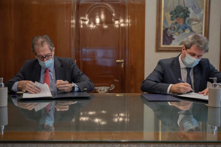 Firman convenio para enseñar nociones financieras en escuelas