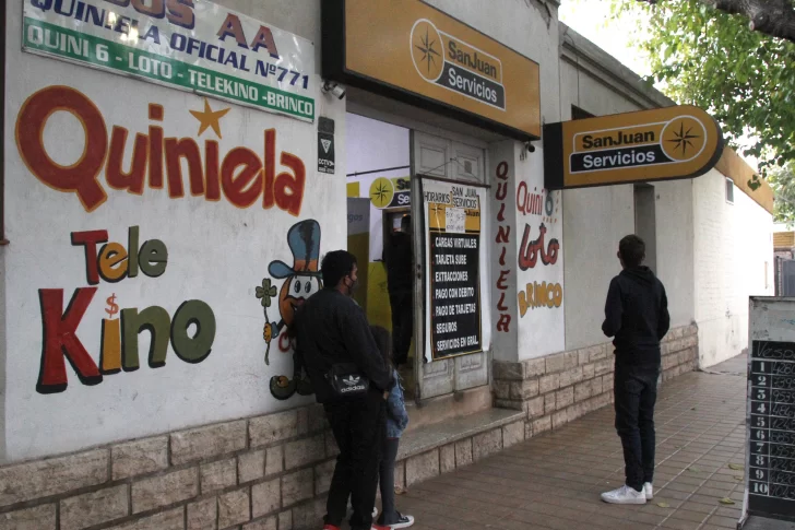 Armados, entran en pleno día a Quiniela, forcejean con un cliente y roban $10.000