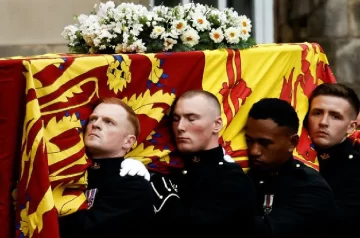 Una multitud acompañó los restos de Isabel al llegar a Edimburgo, Escocia Una multitud acompañó los restos de Isabel al llegar a Edimburgo, Escocia