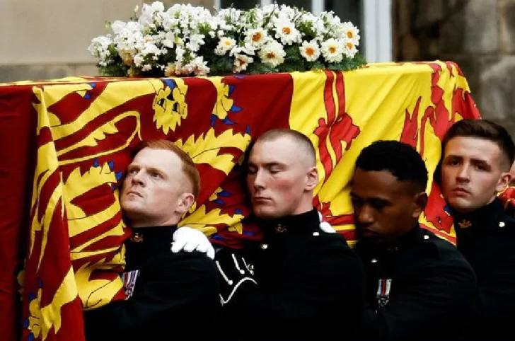 Una multitud acompañó los restos de Isabel al llegar a Edimburgo, Escocia Una multitud acompañó los restos de Isabel al llegar a Edimburgo, Escocia