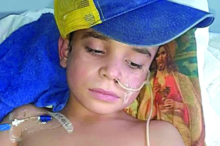 Thiago despertó y lo sentaron por primera vez