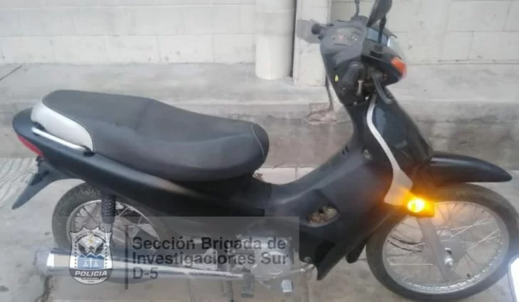 Hallan moto robada y cae uno