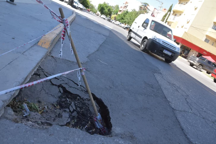 Arreglaron el asfalto frente al Cantoni para el Mundial de Hockey, pero ya está roto otra vez