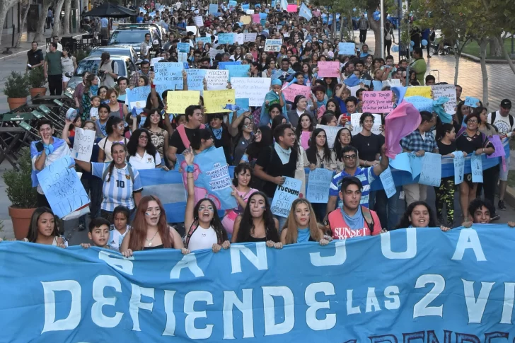 Desde una procesión con antorchas hasta shows para defender la dos vidas