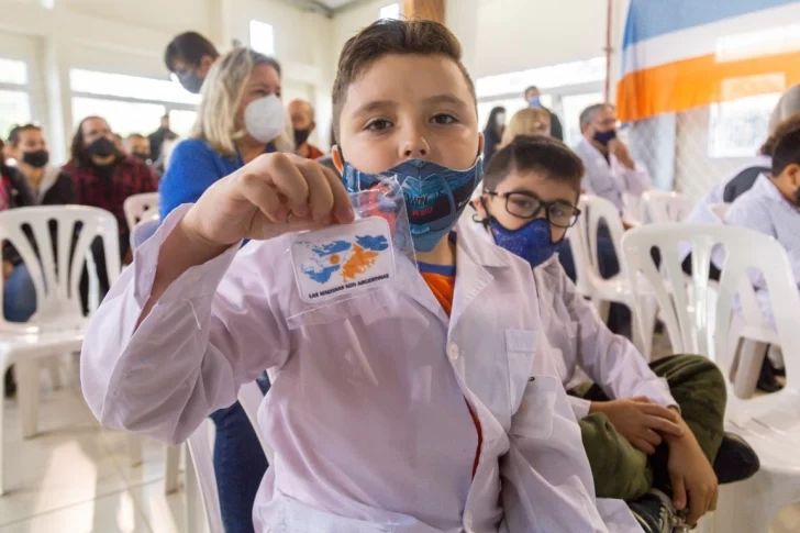 La imagen de Malvinas en tarjetas de débito y en guardapolvos fueguinos