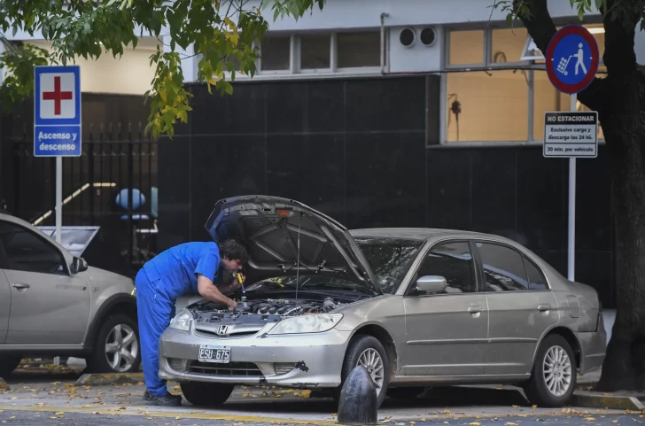 Hoy los bancos atenderán por turno a clientes en general y abren talleres Hoy los bancos atenderán por turno a clientes en general y abren talleres