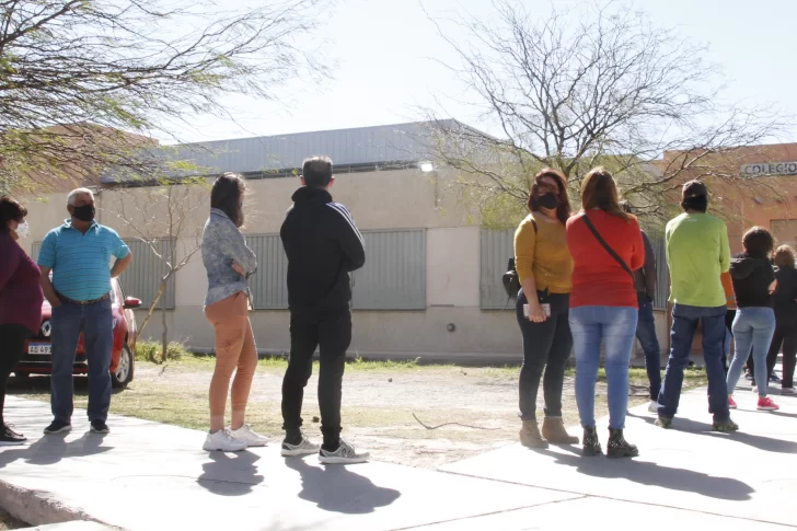 Con alcohol y lapicera en mano, los votantes mostraron saber el protocolo