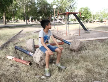 La plaza que por vandalismo y abandono se convirtió en un peligro para niños y adultos