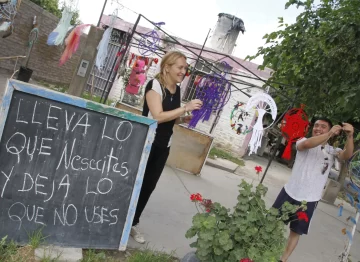 Convirtieron su casa en una feria de artesanos con un espacio para la solidaridad Convirtieron su casa en una feria de artesanos con un espacio para la solidaridad