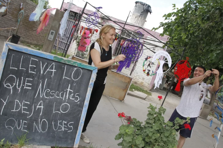 Convirtieron su casa en una feria de artesanos con un espacio para la solidaridad