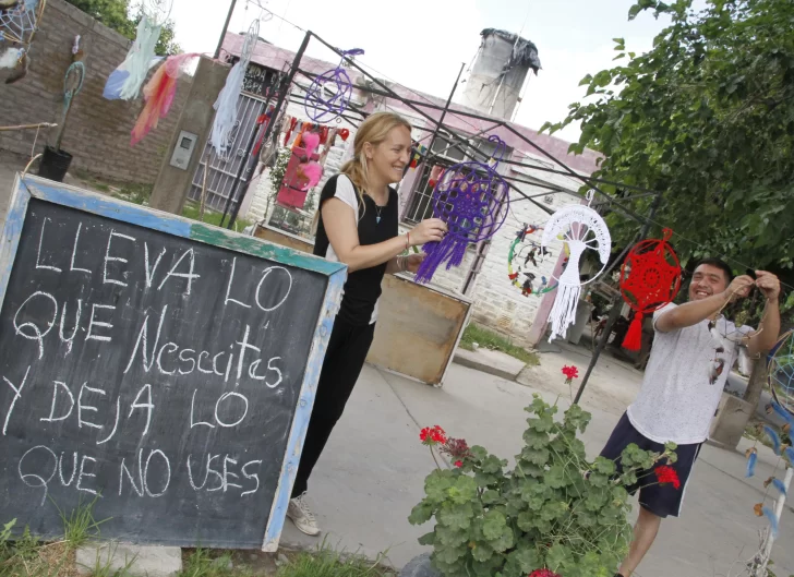 Convirtieron su casa en una feria de artesanos con un espacio para la solidaridad Convirtieron su casa en una feria de artesanos con un espacio para la solidaridad