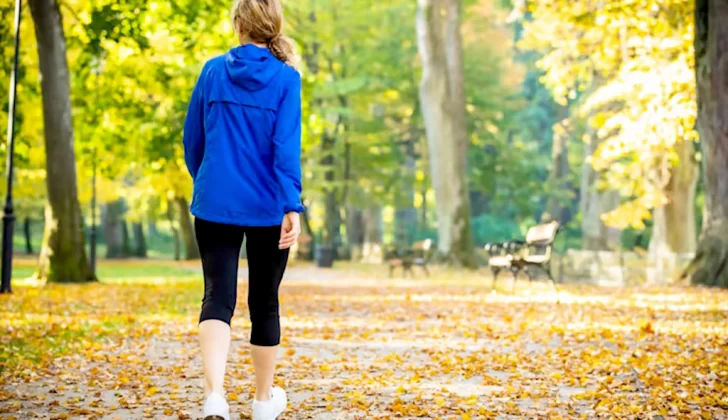 Caminar sólo 15 minutos al día o subir escaleras ayuda al cerebro