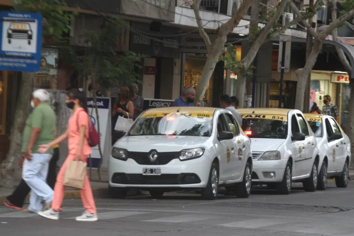 Por la crisis recrudece el pedido para regular las licencias de los taxis
