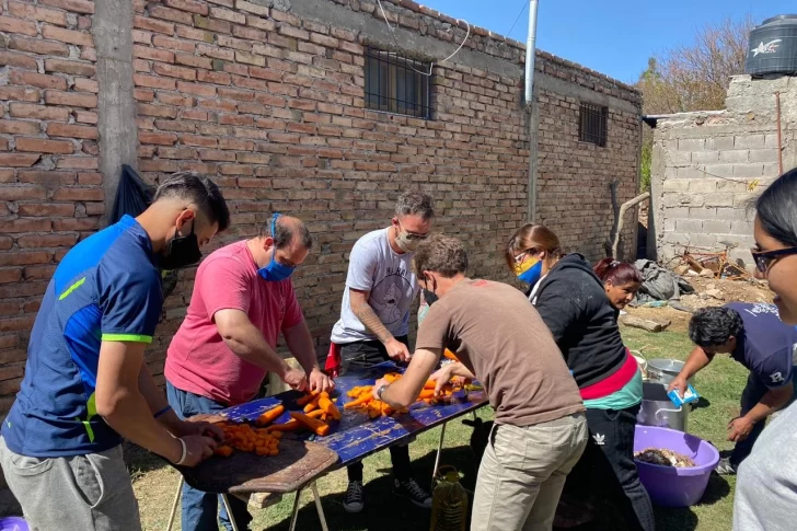 Cocinan y salen a las plazas para alimentar a los más necesitados