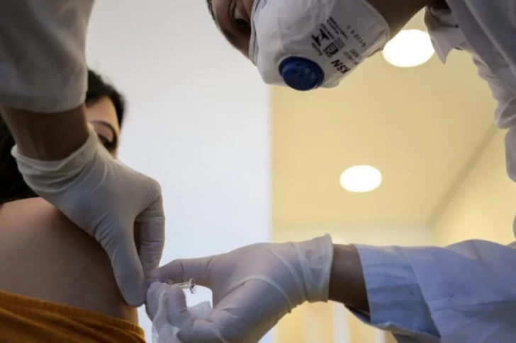 Desde Argentina, descartan riesgos de la vacuna para las personas con alergias