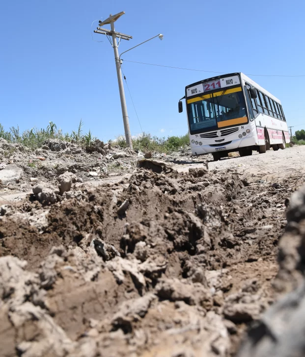 Quejas de vecinos y colectiveros por el mal estado de una calle muy transitada
